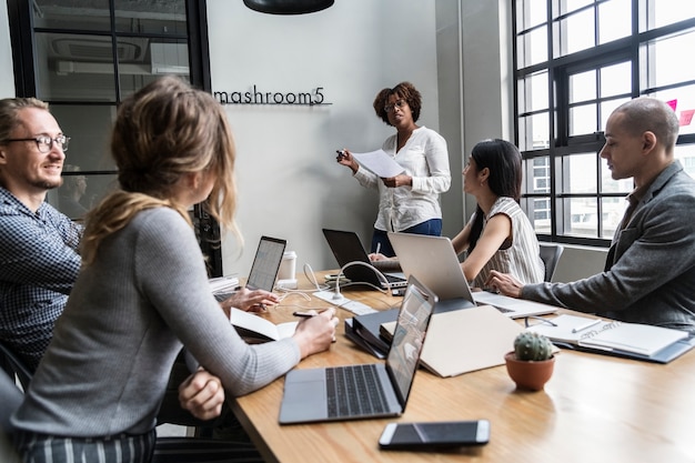 Groupe De Personnes Diverses Ayant Une Reunion De Travail Photo Gratuite