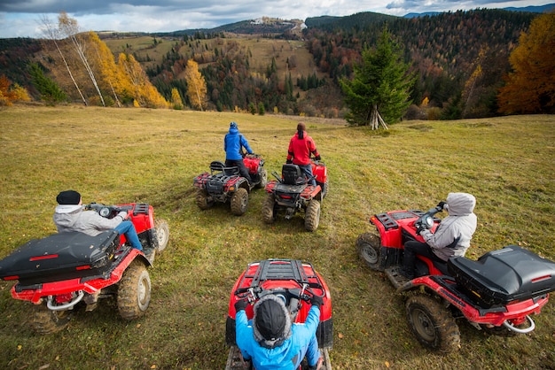 Groupe de personnes faisant du quad sur une colline Photo Premium