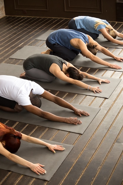 Groupe, yogi, dans, balasana, pose Photo gratuit