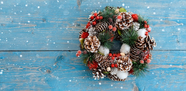 Guirlande d'épicéa et décorations de noël Photo Premium