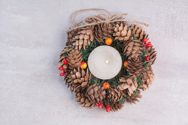 Guirlande De Noël Et Bougie Sur Une Surface Blanche | Photo Gratuite