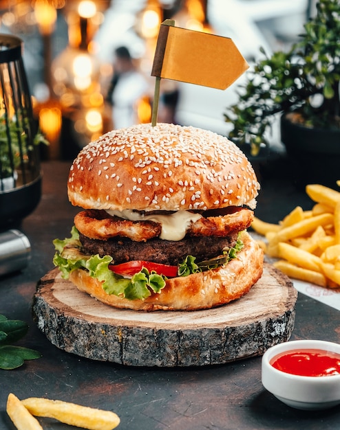 Hamburger Avec Des Frites Sur La Table Photo Gratuite