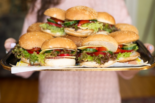Hamburger savoureux fait maison avec du bœuf, du fromage et des oignons caramélisés. alimentation de rue, restauration rapide. copyspace. Photo Premium