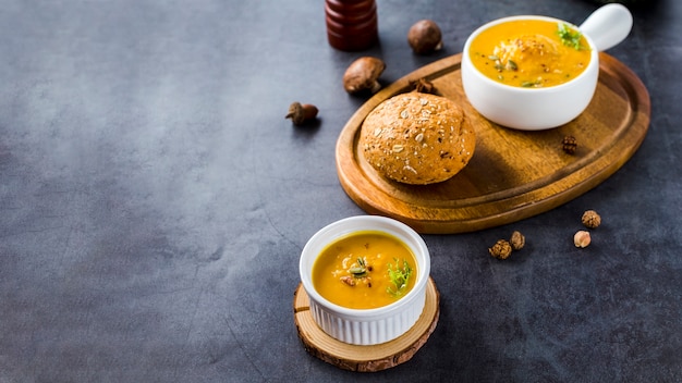 Haute vue angle, de, soupe courge, sur, planche bois, à, espace copie Photo gratuit