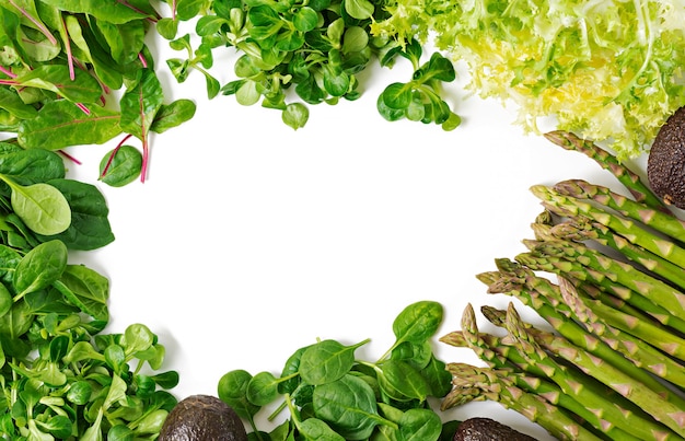 Herbes Vertes, Asperges Et Avocat Noir Sur Fond Blanc. Vue De Dessus. Mise à Plat Photo gratuit