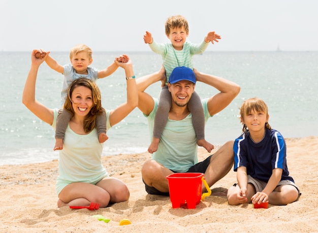 Heureuse Famille De Cinq Souriant La Plage De La Mer Photo Gratuite