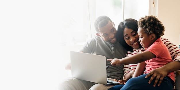 Heureuse Famille Noire Et Enfant En Bas Age Pointant Sur Un Espace De Conception D Ecran D Ordinateur Portable Photo Gratuite