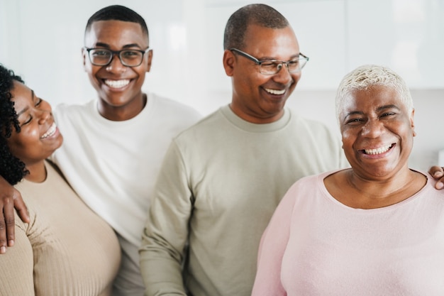 Heureuse Famille Noire Souriant Devant La Camera A La Maison Se Concentrer Sur La Mere Photo Premium