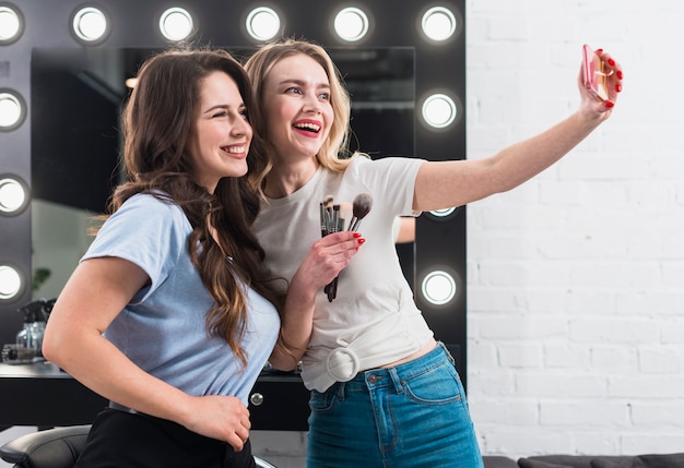 Heureuse Femme  Prenant Selfie  Dans Le Miroir  De Maquillage 