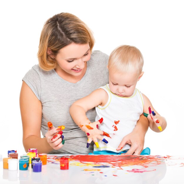 Heureuse Jeune Mere Avec Une Peinture De Bebe A La Main Isole Sur Blanc Photo Gratuite