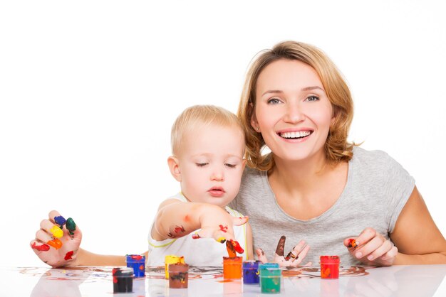 Heureuse Jeune Mere Avec Une Peinture De Bebe A La Main Isole Sur Blanc Photo Gratuite