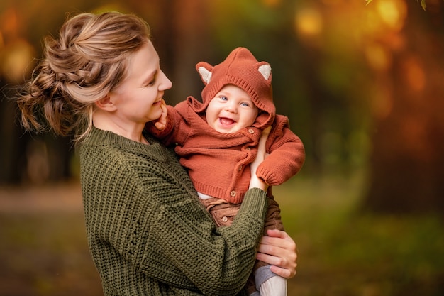 Heureuse Maman Tient Un Bebe Qui Rit Dans Ses Bras Photo Premium