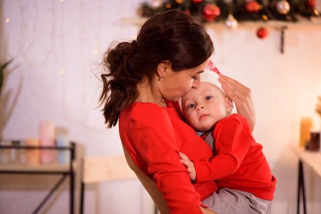 Heureuse Mere Et Adorable Bebe En Bonnet De Noel Celebrent Noel Vacances Du Nouvel An Enfant En Bas Age Avec Maman Dans La Salle Decoree De Facon Festive Photo Premium