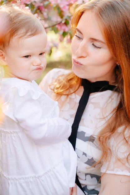 Heureuse Mere Rousse Avec Une Petite Fille Dans Ses Bras S Amuser Et Faire Des Grimaces Paresse Et Mars Des Meres Photo Premium