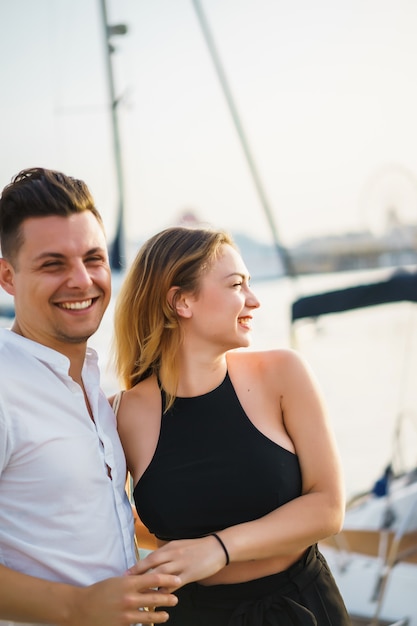 Heureux couple amoureux se promène dans le port Photo gratuit