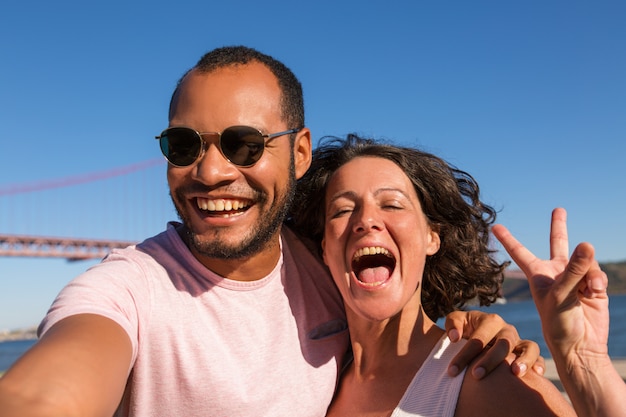 Heureux couple excité, profitant de vacances Photo gratuit