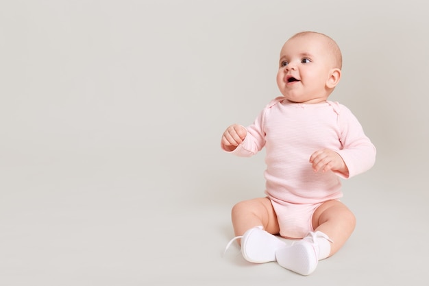 Heureux Excite Bebe Enfant Fille Enfant En Bas Age Portant Un Body Et Des Chaussettes Assis