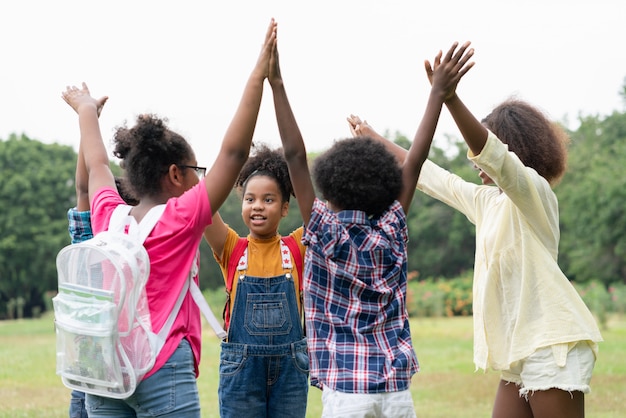 Un Groupe D'enfants Afro Américains Heureux Qui Courent Dans Le Champ