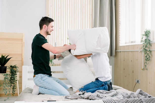 Heureux Jeune Couple Gay Samuse Au Lit Profiter De La Compagnie Les Uns Des Autres Bataille D 