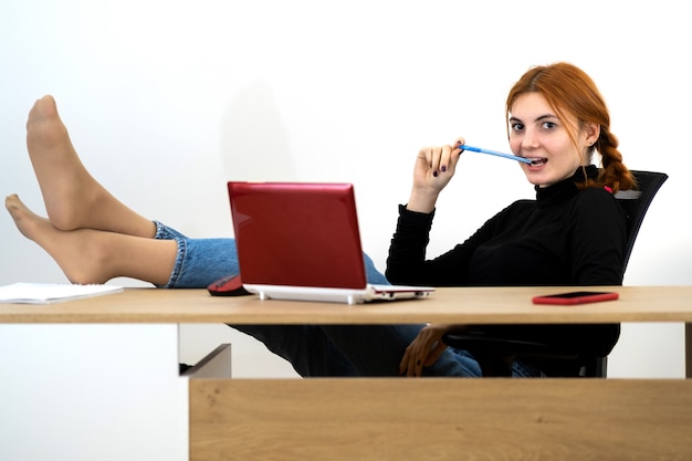 Heureux Jeune Employ  De Bureau Femme Assise  D tendue Avec 