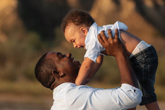 Heureux Père Et Fils Afro Américains Samusant à Lextérieur Photo