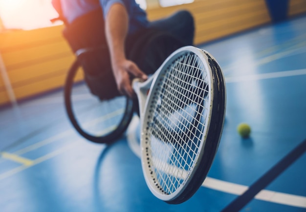 Homme Adulte Handicapé Physique Qui Utilise Un Fauteuil Roulant Pour