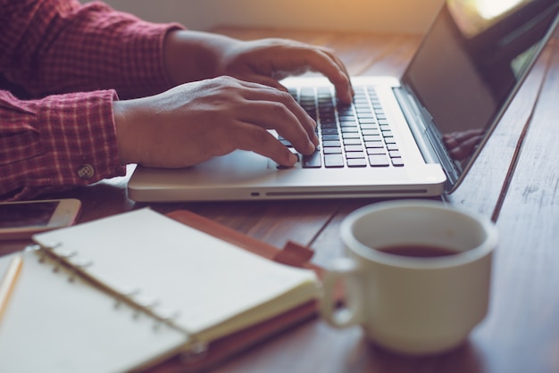 Homme D Affaires Travaillant Sur Un Ordinateur Portable Au Travail