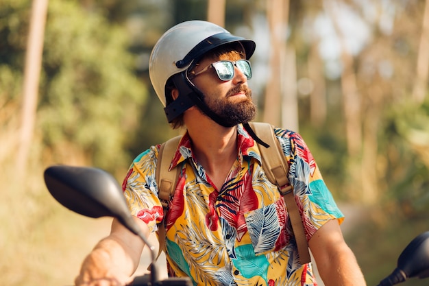 Homme à La Barbe En Chemise Tropicale Colorée Assis Sur ...