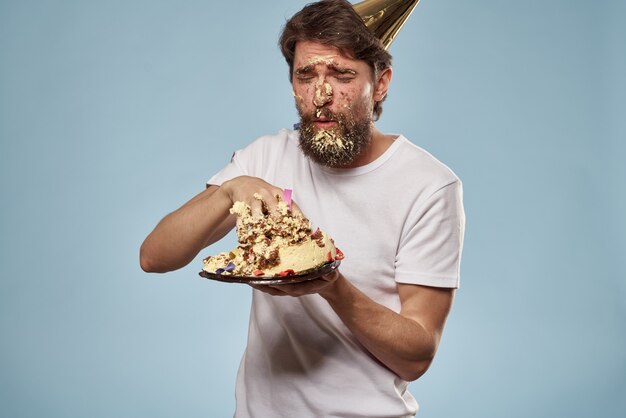 Homme Barbu Avec Gateau Et Chapeau De Fete Photo Premium