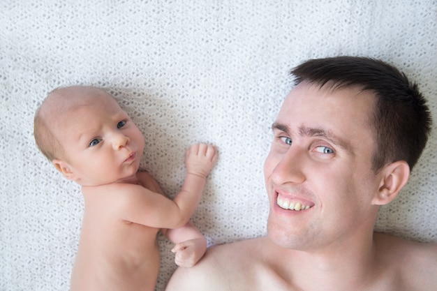 L Homme Couche Dans Son Lit Avec Un Bebe Photo Premium