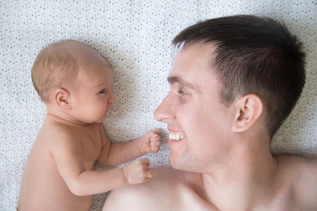 L Homme Couche Dans Son Lit Avec Un Bebe Photo Premium