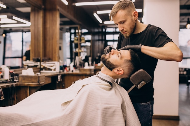 Gay chez le coiffeur