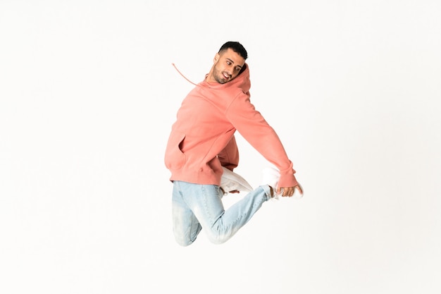 Homme danse style de danse de rue sur mur blanc isolé Photo Premium