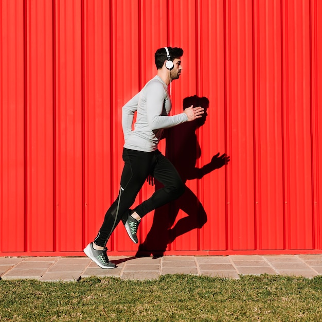 Homme écoutant De La Musique Et Courir Photo Gratuite