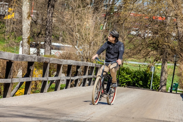 Homme Faire Du Velo Sur Le Pont En Bois Et Profiter De Son Voyage Photo Gratuite