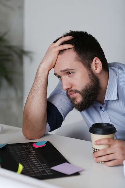 Homme Fatigue Au Travail Photo Gratuite