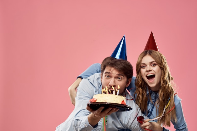 Homme Et Femme Pour Un Anniversaire Avec Un Cupcake Et Une Bougie Dans Un Bonnet De Fete Amusez Vous Et Celebrez Les Vacances Ensemble Photo Premium