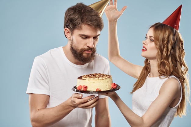 Un Homme Et Une Femme Pour Un Anniversaire Avec Un Gateau Photo Premium