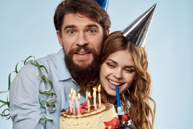 Un Homme Et Une Femme Pour Un Anniversaire Avec Un Petit Gateau Et Une Bougie Dans Un Bonnet De Fete S Amusent Et Celebrent La Fete Ensemble Photo Premium