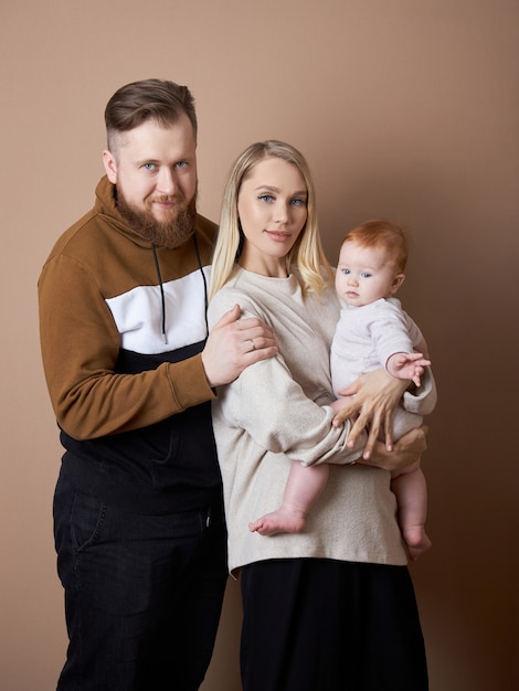 Un Homme Et Une Femme Tiennent Un Bebe Dans Leurs Bras Portrait D Un Couple Marie Apres La Naissance D Un Enfant Jeune Famille Photo Premium