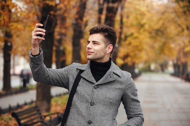  Homme  Gai En Manteau Prenant Une Photo De La Nature Ou 