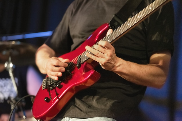 Homme Guitariste Jouant De La Guitare électrique Sur La Scène De Concert Photo Premium