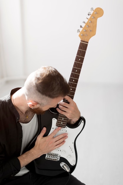 Homme Jouant De La Guitare électrique Photo Gratuite 