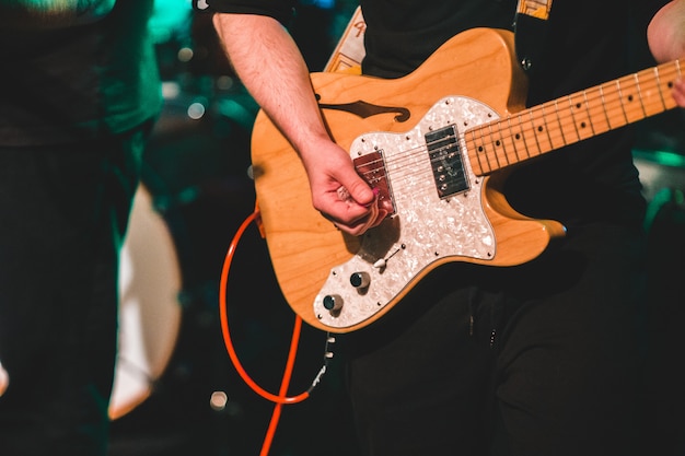 Homme Jouant De La Guitare électrique Photo Gratuite 