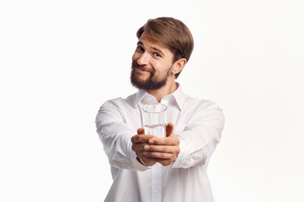 Homme Joyeux Etend Sa Main Avec Un Verre D Eau Photo Premium