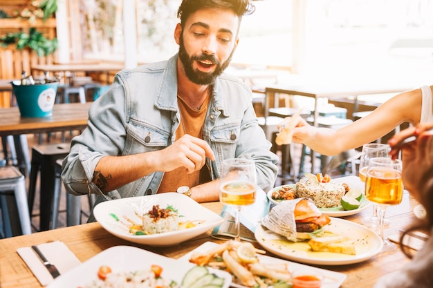 L Homme Mange Des Plats Differents De La Nourriture Photo Gratuite