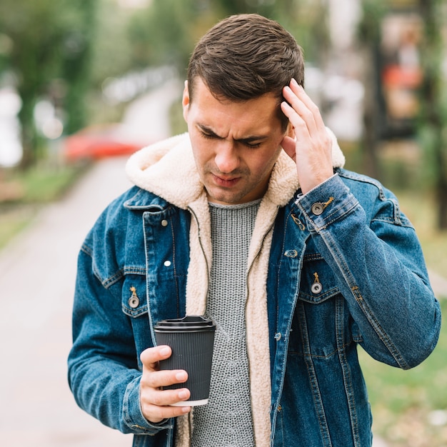  Homme Moderne  Dans La Pens e De La Ville Photo Gratuite