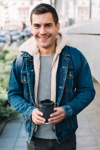  Homme Moderne  Avec Une Tasse De Caf  En Milieu Urbain 