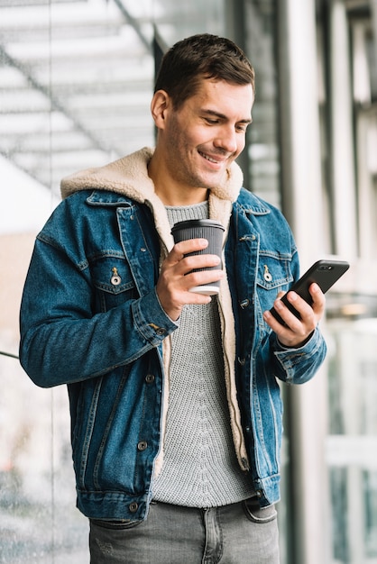  Homme moderne  avec une tasse de caf  en milieu urbain 