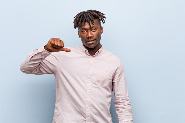 Homme noir africain de jeunes entrepreneurs montrant un geste d'aversion, pouce vers le bas. désaccord. Photo Premium